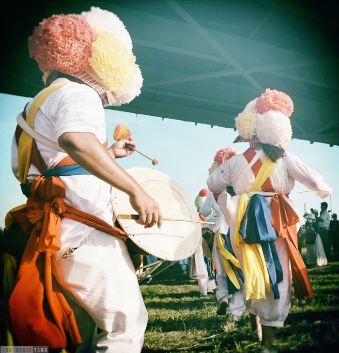 朝鮮半島の民俗芸能「プンムル」を踊る人たち