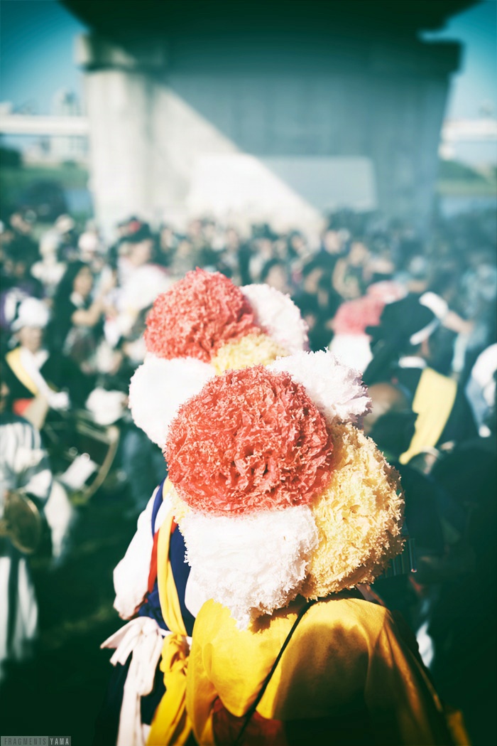 朝鮮半島の民俗芸能「プンムル」を踊る人たち