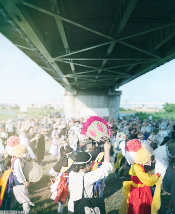 朝鮮半島の民俗芸能「プンムル」を踊る人たち