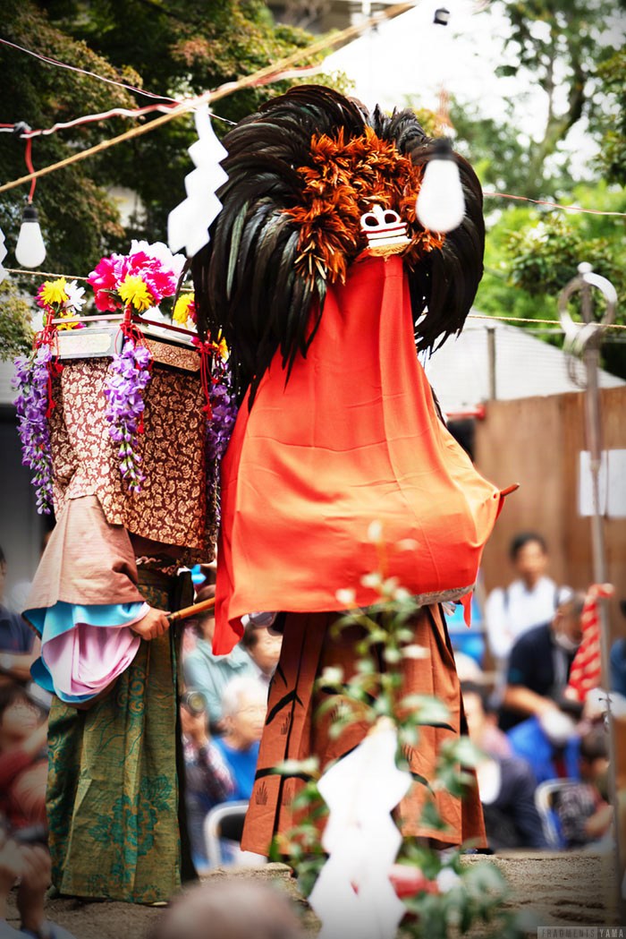 舞台上の獅子舞の全身