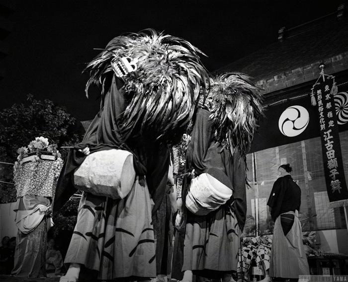 舞台上の獅子舞のモノクロ写真