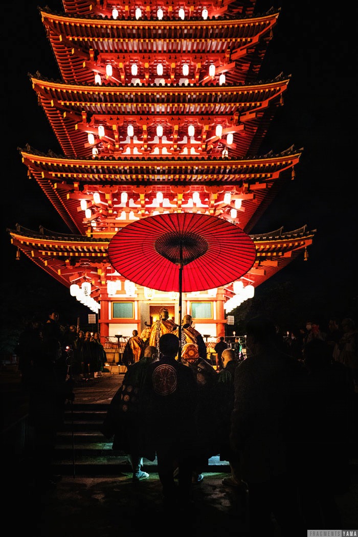 赤い五重塔がライトアップされて光り輝いているように見える