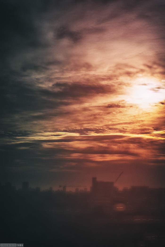 雲が夕日に照らされている。