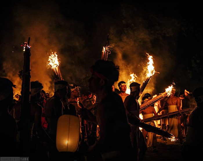 松明を持つ男たち