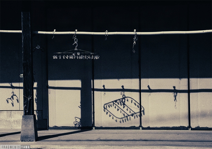 民家の庭先、物干し竿と洗濯ハンガー