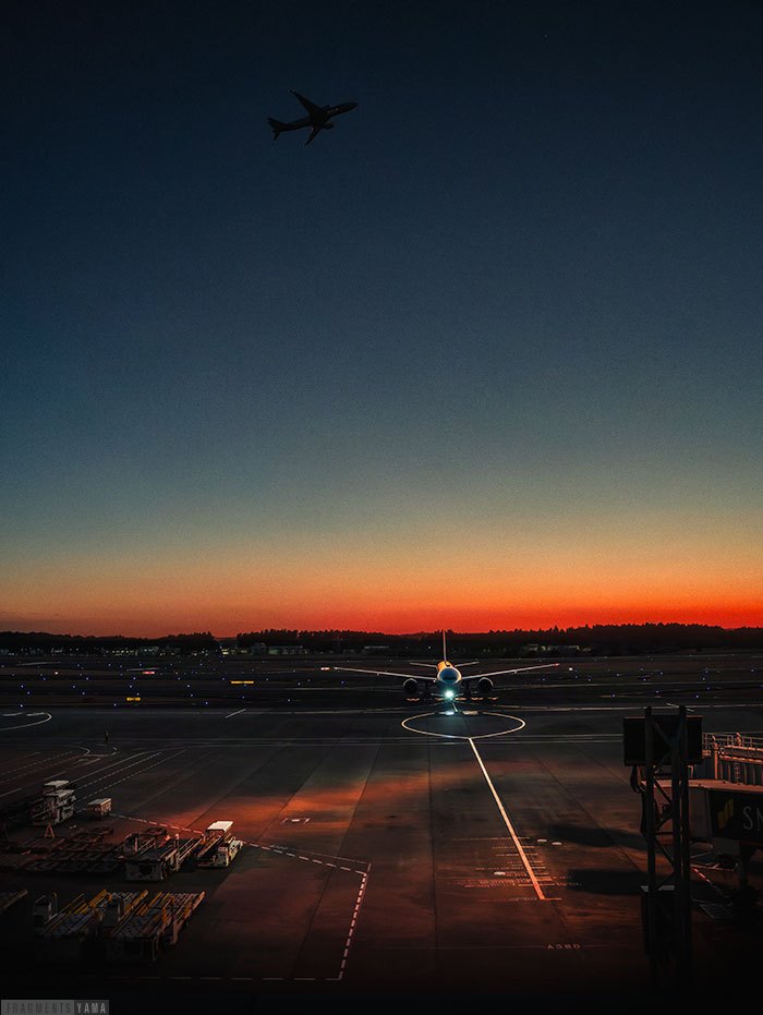 日が沈んだ直後の空港。地平線はオレンジの光見える。