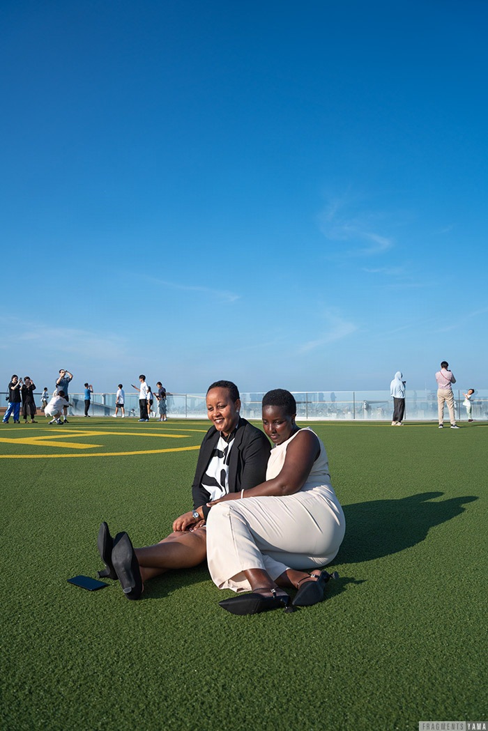 渋谷スカイ、女性が二人座って談笑している