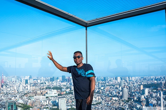 渋谷スカイ、男性が一人立っていてその向こうに渋谷の町並みが見える