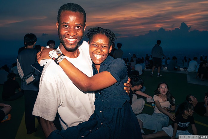 女性を抱える男性。