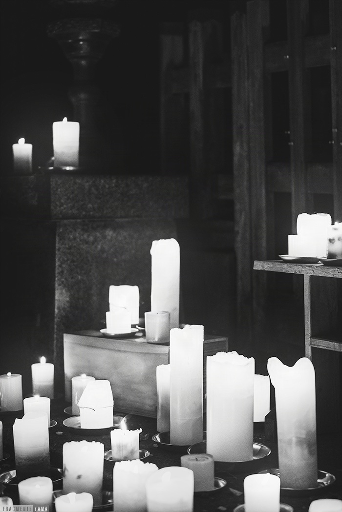 ろうそくがたくさん灯されている白黒写真
