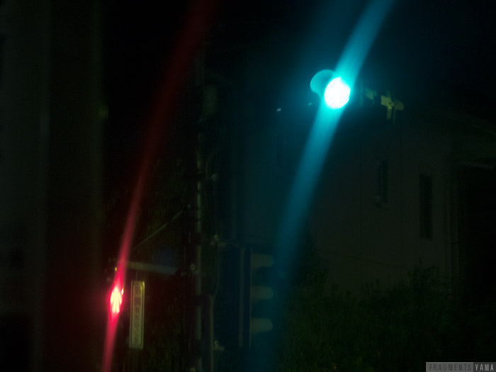 にじんだ信号の光、赤と青。