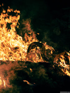 神社のお焚き上げの炎の中のダルマ