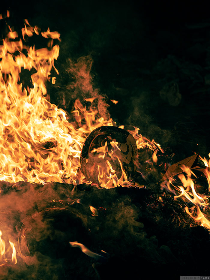 神社のお焚き上げの炎の中のダルマ