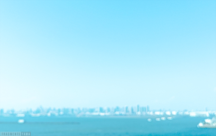 窓から見える海と空、町が遠くに見える
