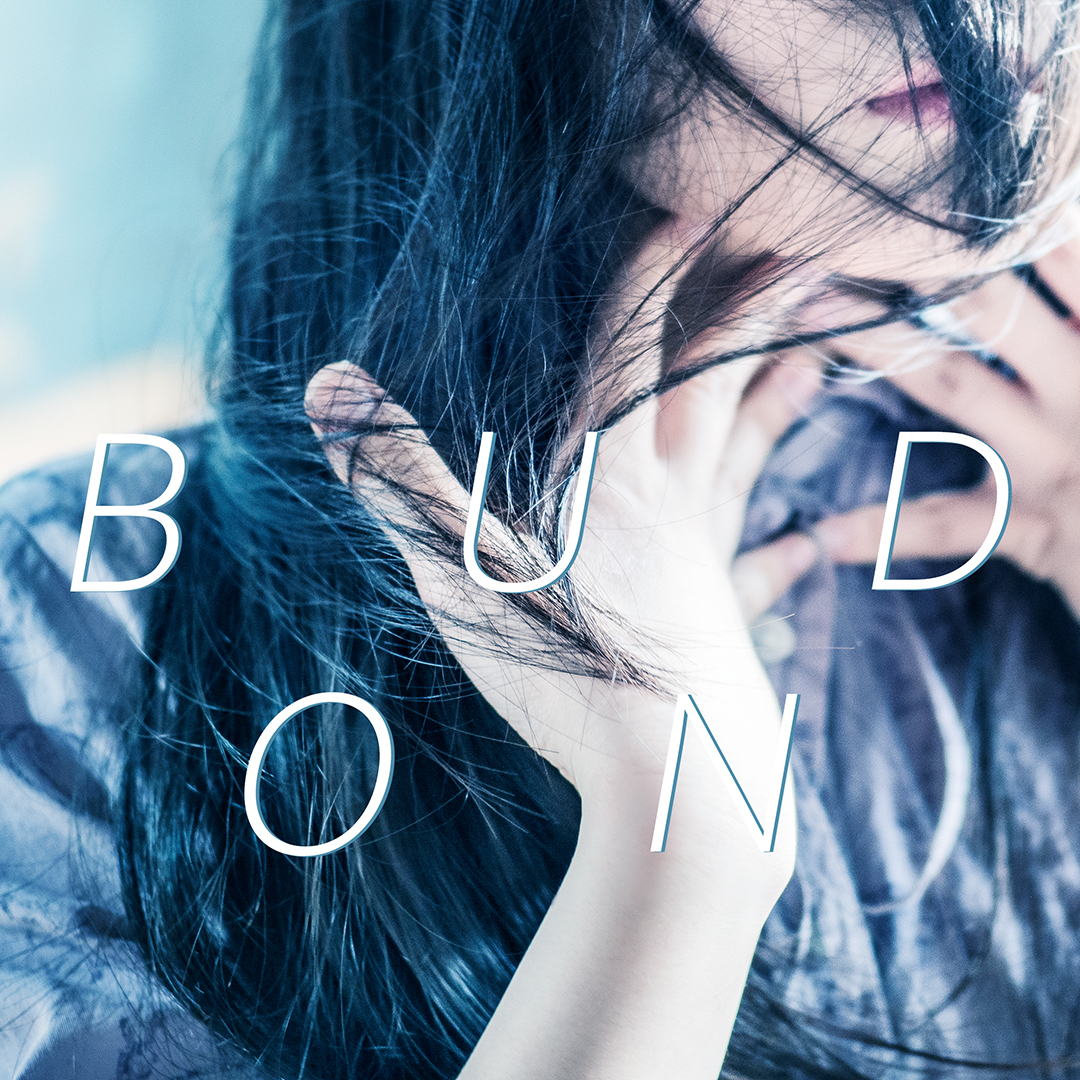 女性が両手で喉を押さえている